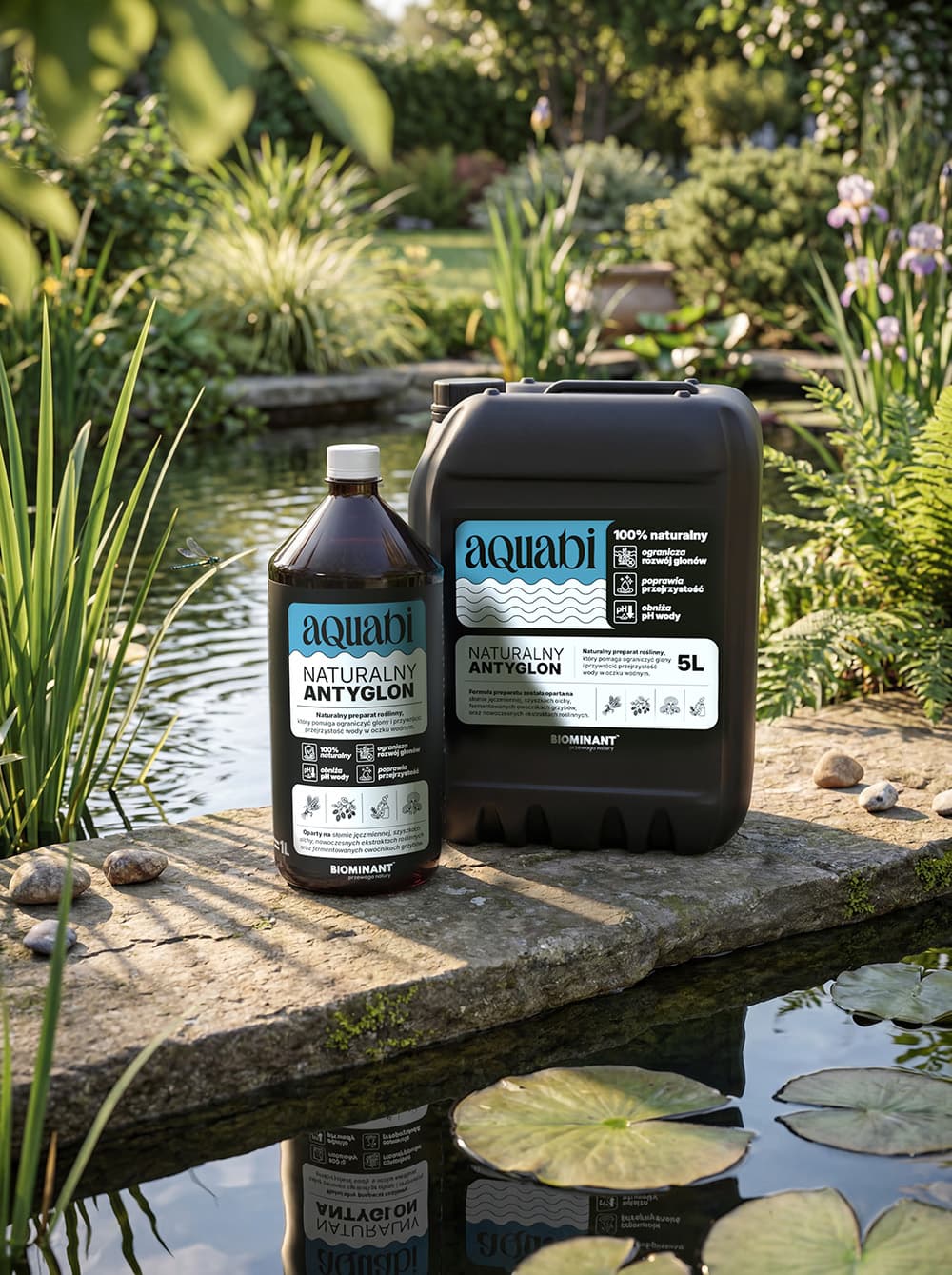 aquabi 1L i 5L na kamieniu oczka wodnego, w otoczeniu roślin i lilii wodnych